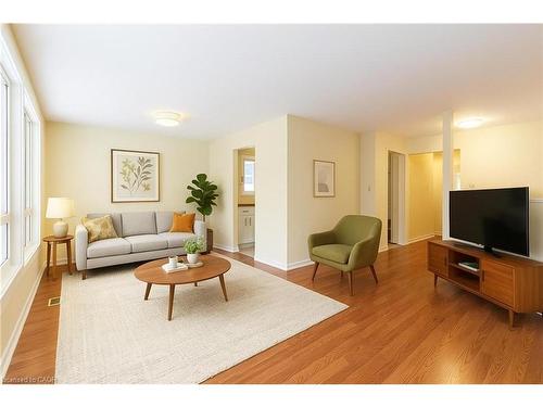 16 Garrow Drive, Hamilton, ON - Indoor Photo Showing Living Room