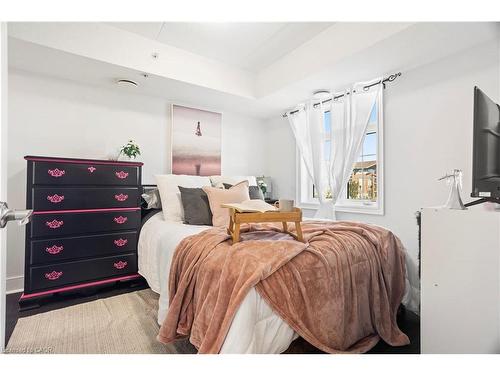 204-64 Frederick Drive, Guelph, ON - Indoor Photo Showing Bedroom