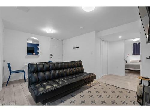 2-16 Golden Boulevard E, Welland, ON - Indoor Photo Showing Living Room