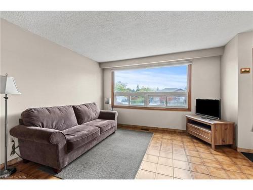 477 East 38Th Street, Hamilton, ON - Indoor Photo Showing Living Room