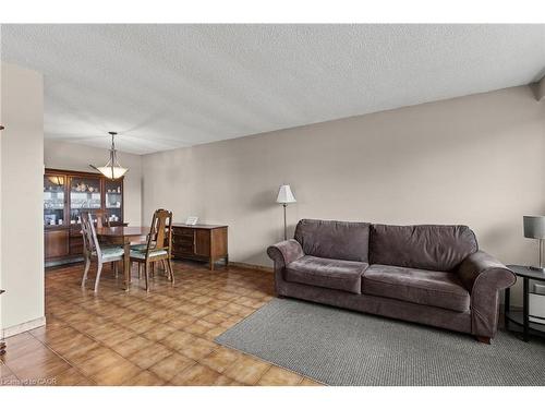 477 East 38Th Street, Hamilton, ON - Indoor Photo Showing Living Room