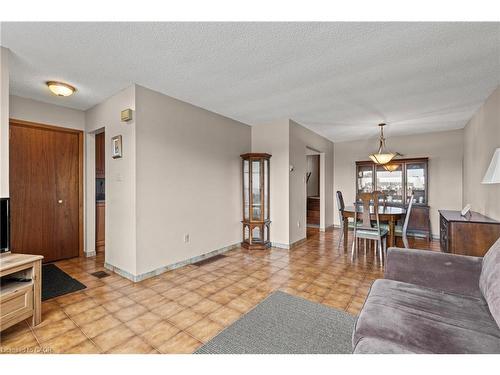 477 East 38Th Street, Hamilton, ON - Indoor Photo Showing Living Room