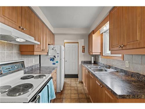 477 East 38Th Street, Hamilton, ON - Indoor Photo Showing Kitchen With Double Sink