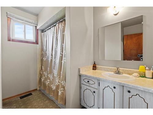 477 East 38Th Street, Hamilton, ON - Indoor Photo Showing Bathroom