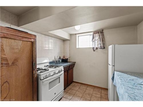477 East 38Th Street, Hamilton, ON - Indoor Photo Showing Kitchen