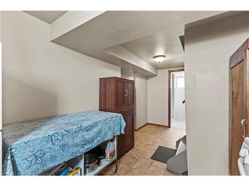 477 East 38Th Street, Hamilton, ON - Indoor Photo Showing Bedroom