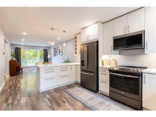 118 Stirling Macgregor Drive, Cambridge, ON - Indoor Photo Showing Kitchen With Upgraded Kitchen