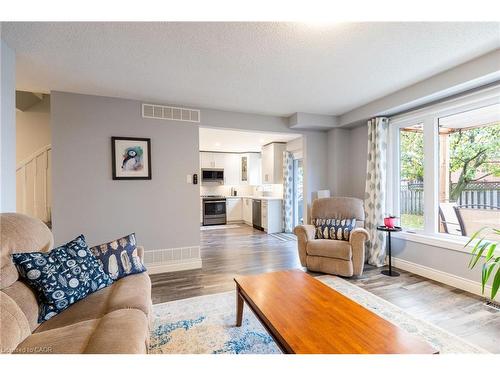 118 Stirling Macgregor Drive, Cambridge, ON - Indoor Photo Showing Living Room