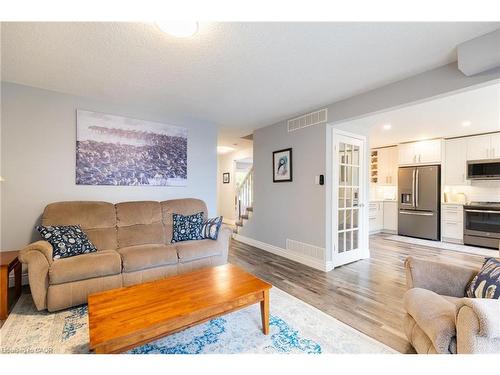 118 Stirling Macgregor Drive, Cambridge, ON - Indoor Photo Showing Living Room