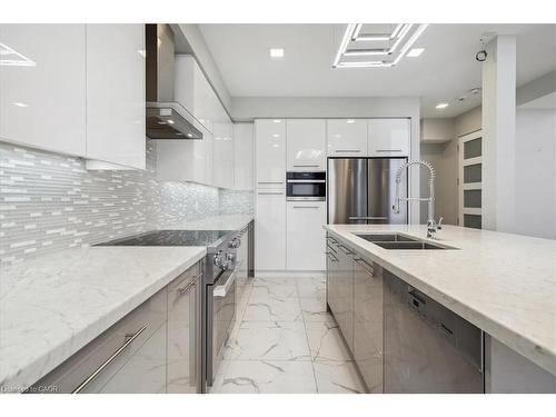 4 Sunrow Gate, Hamilton, ON - Indoor Photo Showing Kitchen With Double Sink With Upgraded Kitchen