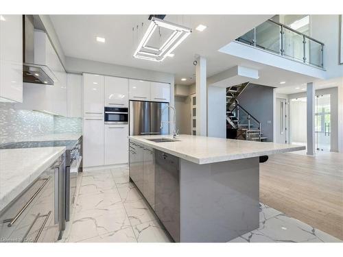4 Sunrow Gate, Hamilton, ON - Indoor Photo Showing Kitchen With Upgraded Kitchen