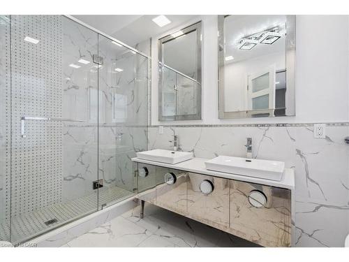 4 Sunrow Gate, Hamilton, ON - Indoor Photo Showing Bathroom