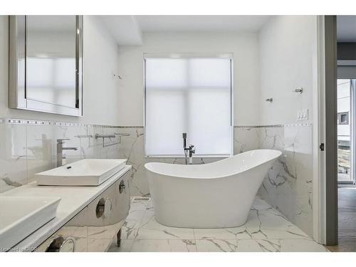 4 Sunrow Gate, Hamilton, ON - Indoor Photo Showing Bathroom