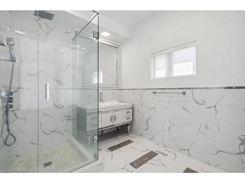 4 Sunrow Gate, Hamilton, ON - Indoor Photo Showing Bathroom