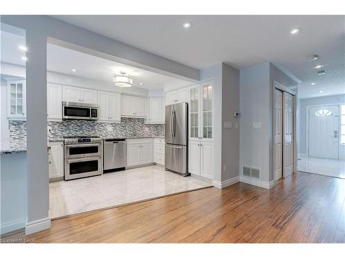 19-2151 Walkers Line, Burlington, ON - Indoor Photo Showing Kitchen With Upgraded Kitchen