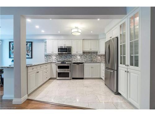 19-2151 Walkers Line, Burlington, ON - Indoor Photo Showing Kitchen With Upgraded Kitchen