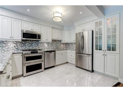 19-2151 Walkers Line, Burlington, ON - Indoor Photo Showing Kitchen With Upgraded Kitchen