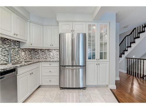 19-2151 Walkers Line, Burlington, ON - Indoor Photo Showing Kitchen With Upgraded Kitchen