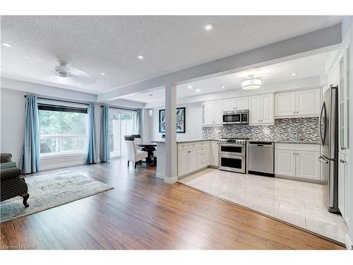 19-2151 Walkers Line, Burlington, ON - Indoor Photo Showing Kitchen With Upgraded Kitchen