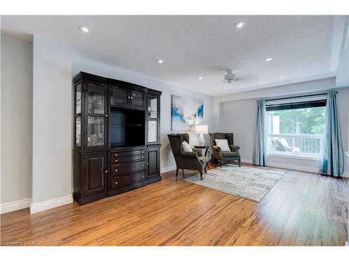 19-2151 Walkers Line, Burlington, ON - Indoor Photo Showing Living Room