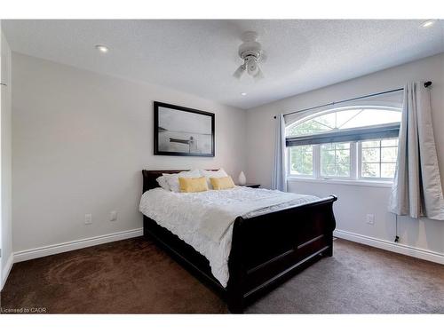 19-2151 Walkers Line, Burlington, ON - Indoor Photo Showing Bedroom