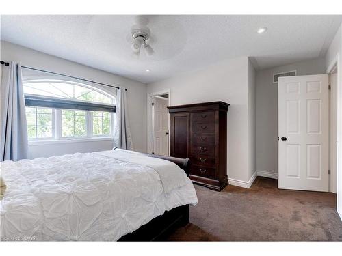 19-2151 Walkers Line, Burlington, ON - Indoor Photo Showing Bedroom