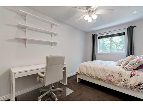 19-2151 Walkers Line, Burlington, ON - Indoor Photo Showing Bedroom