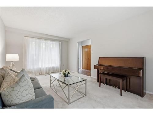 28 Bacall Crescent, Hamilton, ON - Indoor Photo Showing Living Room