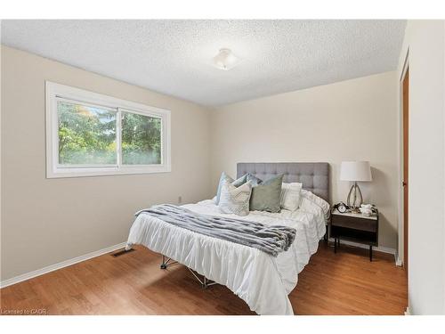 28 Bacall Crescent, Hamilton, ON - Indoor Photo Showing Bedroom