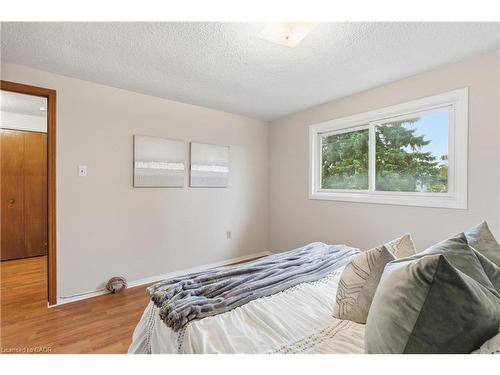28 Bacall Crescent, Hamilton, ON - Indoor Photo Showing Bedroom
