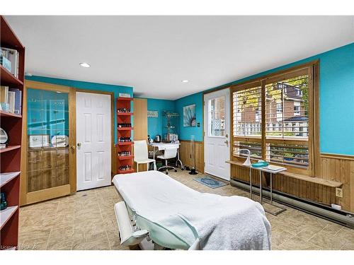90 Ann Street, Dundas, ON - Indoor Photo Showing Bedroom
