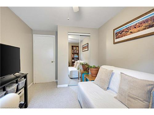 90 Ann Street, Dundas, ON - Indoor Photo Showing Bedroom