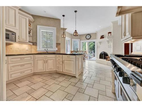 32 Maple Hill Drive, Kitchener, ON - Indoor Photo Showing Kitchen With Upgraded Kitchen