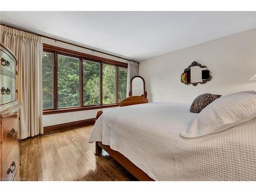32 Maple Hill Drive, Kitchener, ON - Indoor Photo Showing Bedroom