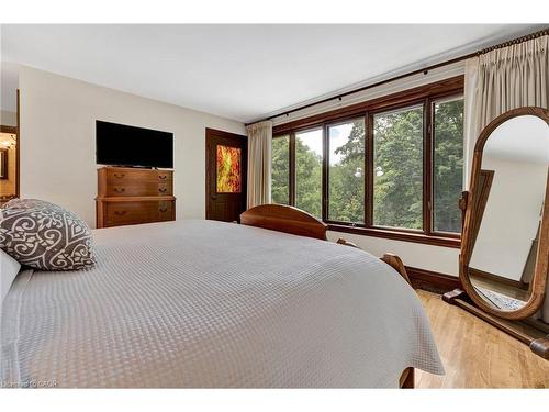 32 Maple Hill Drive, Kitchener, ON - Indoor Photo Showing Bedroom