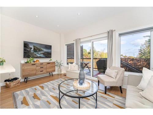 235 Mead Avenue, Hamilton, ON - Indoor Photo Showing Living Room