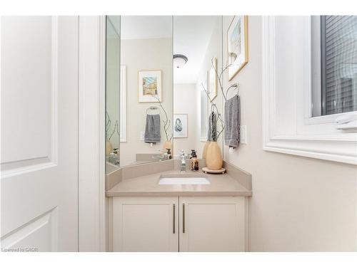 235 Mead Avenue, Hamilton, ON - Indoor Photo Showing Bathroom