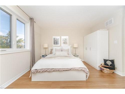235 Mead Avenue, Hamilton, ON - Indoor Photo Showing Bedroom