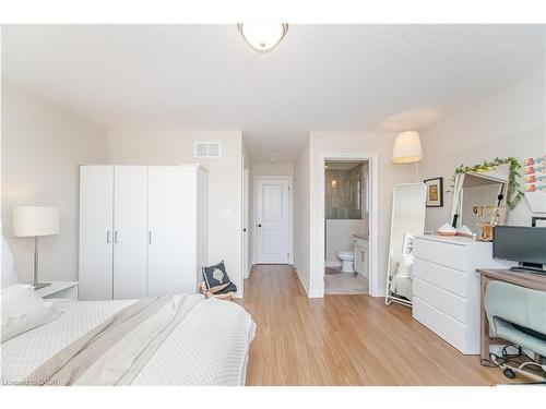 235 Mead Avenue, Hamilton, ON - Indoor Photo Showing Bedroom