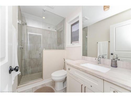 235 Mead Avenue, Hamilton, ON - Indoor Photo Showing Bathroom