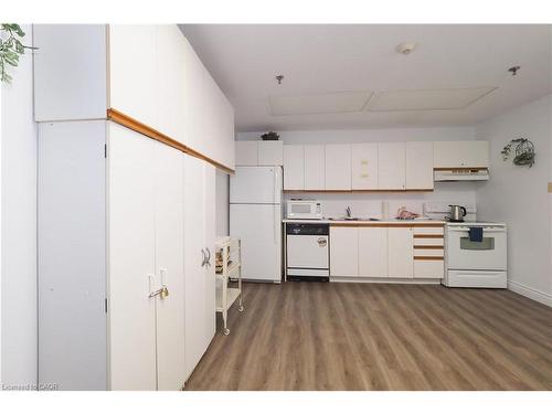Ph12-55 Blue Springs Drive, Waterloo, ON - Indoor Photo Showing Kitchen