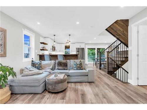 324 East 43Rd Street, Hamilton, ON - Indoor Photo Showing Living Room