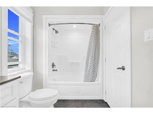 324 East 43Rd Street, Hamilton, ON - Indoor Photo Showing Bathroom