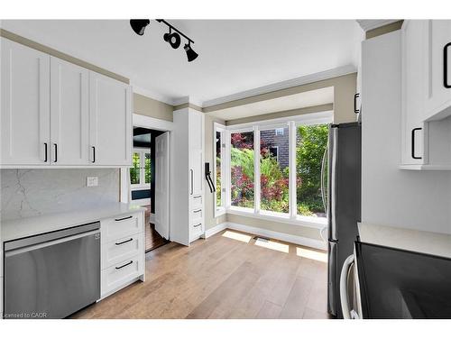 14 Robinson Street S, Grimsby, ON - Indoor Photo Showing Kitchen