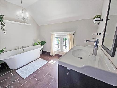 14 Robinson Street S, Grimsby, ON - Indoor Photo Showing Bathroom