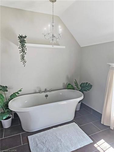 14 Robinson Street S, Grimsby, ON - Indoor Photo Showing Bathroom