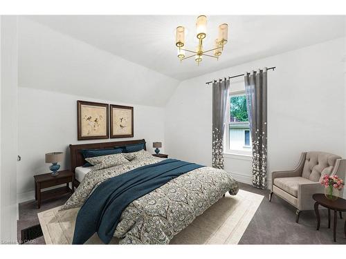 14 Robinson Street S, Grimsby, ON - Indoor Photo Showing Bedroom