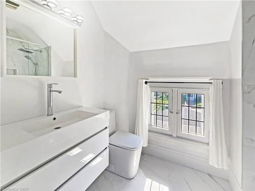 14 Robinson Street S, Grimsby, ON - Indoor Photo Showing Bathroom