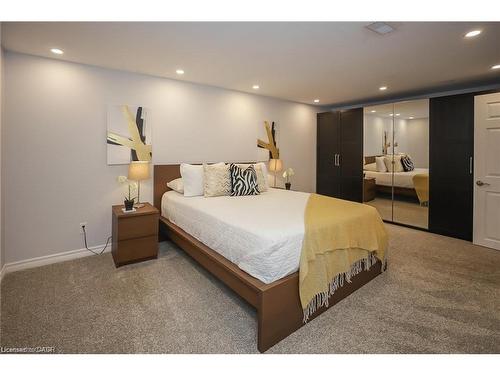 122 Buckingham Drive, Hamilton, ON - Indoor Photo Showing Bedroom