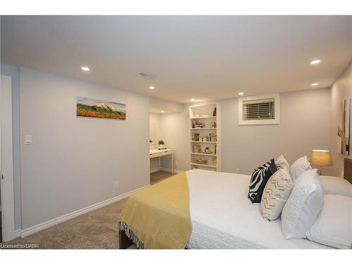 122 Buckingham Drive, Hamilton, ON - Indoor Photo Showing Bedroom
